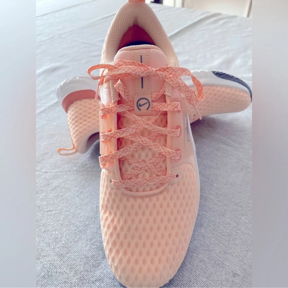 Nike Women's Peach Running Shoes size 8 - Picture 3 of 4